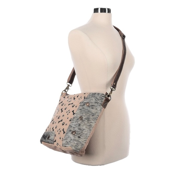 Clea Ray Recycled Canvas Dog Paw Bone Print Crossbody Bag Faux Fur Panel NWT - Picture 3 of 7